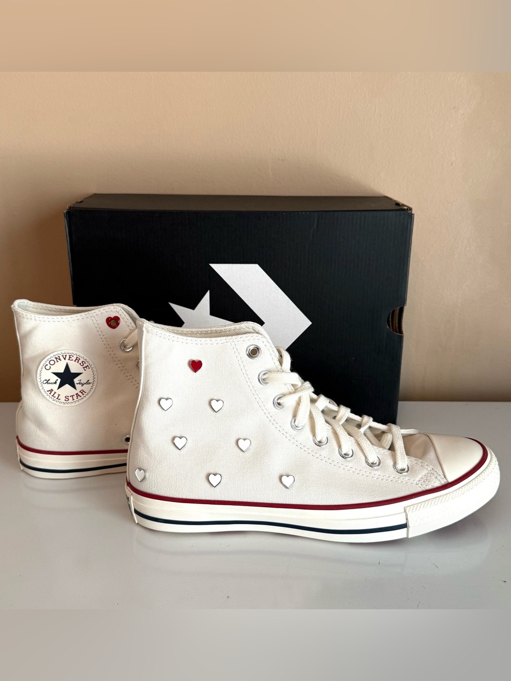 CONVERSE CHUCK TAYLOR ALL STAR WOMEN'S 9.5 VINTAGE WHITE HEARTS HIGH TOP NEW BOX